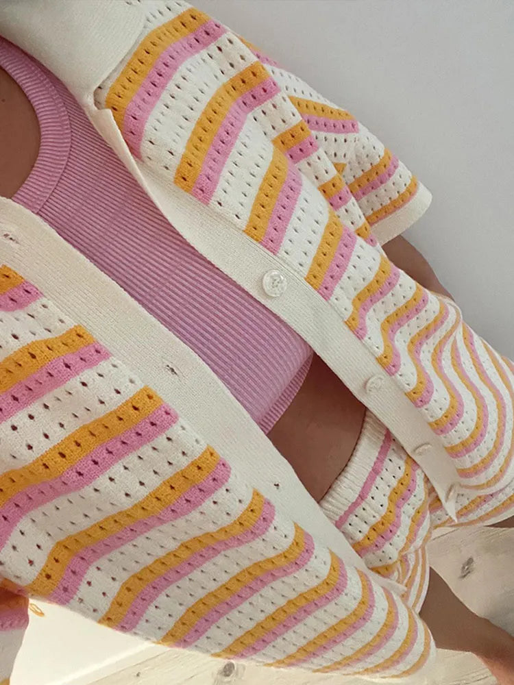 Zweiteiliges Damen Strickset mit gestreiftem Kontrastdesign