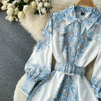 Tailliertes A-Linien-Kleid mit Blumenmuster