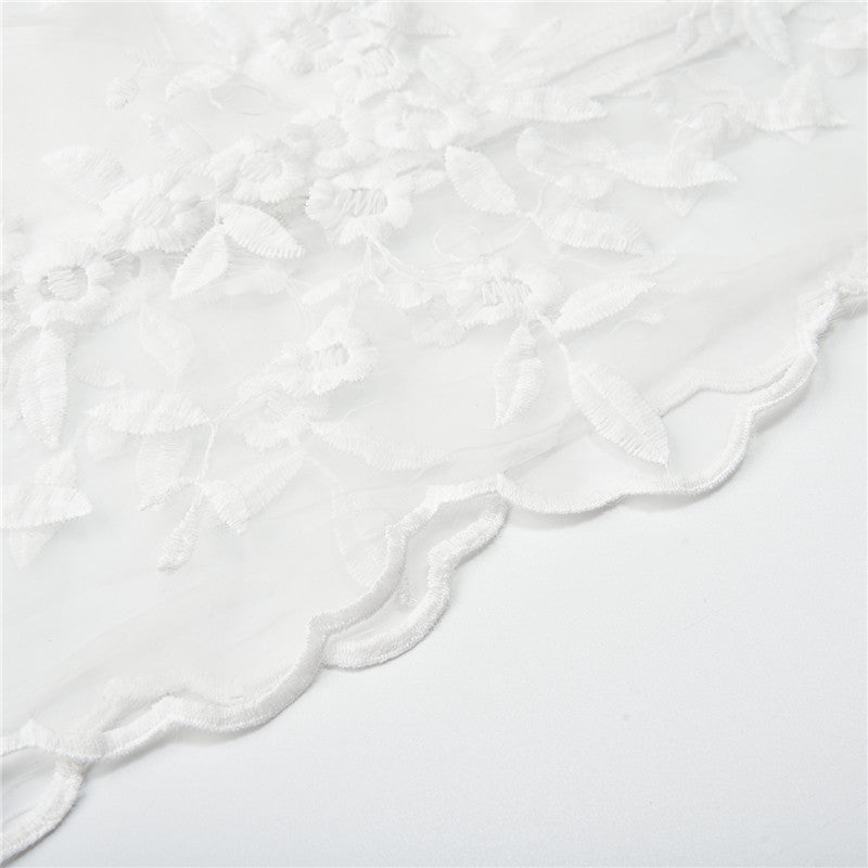 Stilvolles weißes Sommerkleid