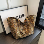 Stylische Schultertaschen im Leopardenmuster